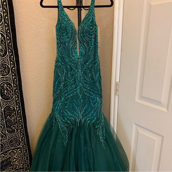 Gorgeous Emerald Green Dress 6/8 - Picture 2 of 13